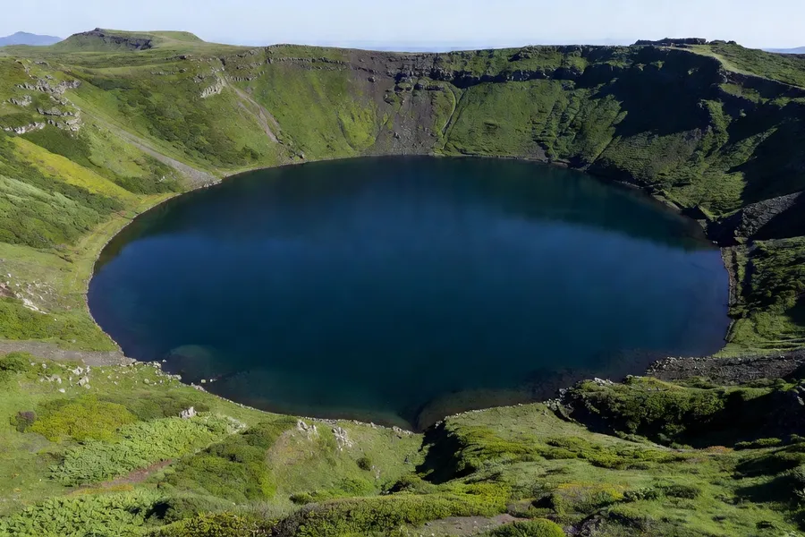 Maar volcanique Auvergne (lac de maar), paysage cratère rempli d’eau
