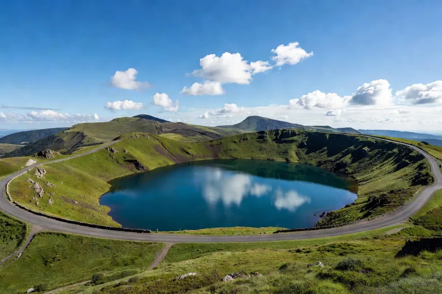 Route serpentant vers Clermont-Ferrand depuis les hauteurs des Combrailles